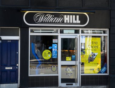 Londra, Birleşik Krallık - 30 Temmuz 2020: Buckingham Sarayı Yolu 'ndaki William Hill Bahisçilerinin cephesi