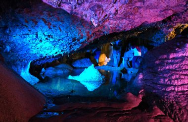 Wookey Hole, Birleşik Krallık - 23 Ağustos 2020 Wookey Hole mağaralarında çarpıcı bir şekilde yanan bir göl