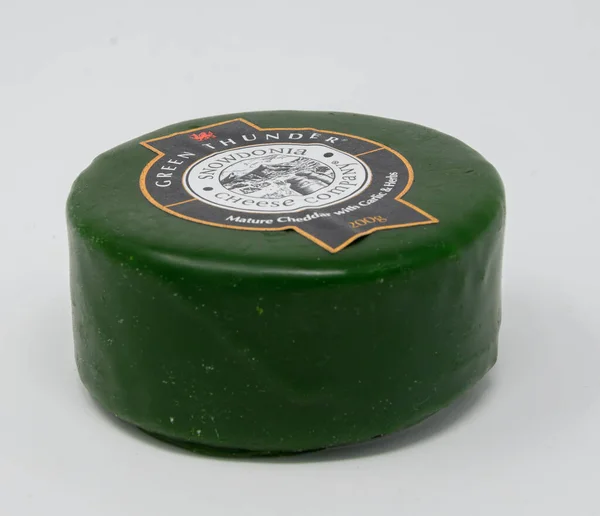 イギリス 2020年12月20日 スノードニアチーズ会社から成熟したチェダーチーズのワックスラップトラック ストックフォト