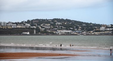 Paignton, Birleşik Krallık - 20 Ağustos 2020: Doğu Esplanande 'deki Paignton sahilinden Torquary manzarası