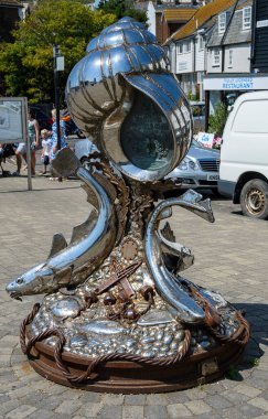 Hastings, Birleşik Krallık - 31 Temmuz 2020: Leigh Dyer 'ın dev bir pijama ve balığının heykeli 2012 yılında Rock-a-nore Road' da açıldı