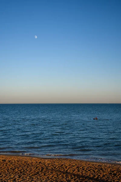 Hastings Großbritannien Juli 2020 Der Mond Über Dem Ärmelkanal Strand — Stockfoto