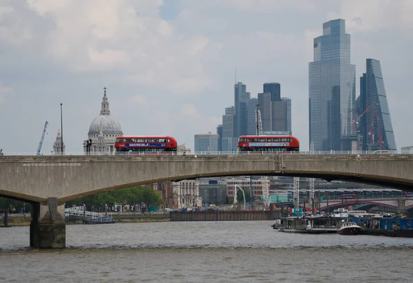 London United Kingdom May 2021 Red London Bus Crossing Waterloo — Stock Photo, Image