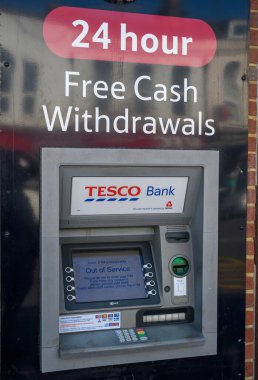 Hastings, İngiltere - 31 Temmuz 2020: Tesco Cash 'in Eski Londra Yolu' ndaki cephesi