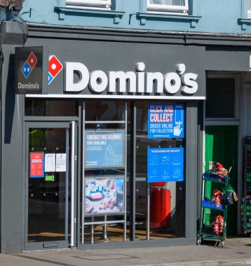Hastings, Birleşik Krallık - 31 Temmuz 2020: Dominos Pizza 'nın ön cephesi Eski Londra Yolu' nda açıldı