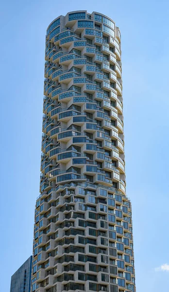 英国伦敦 2021年5月30日 丘吉尔广场的一座现代圆形公寓塔 — 图库照片