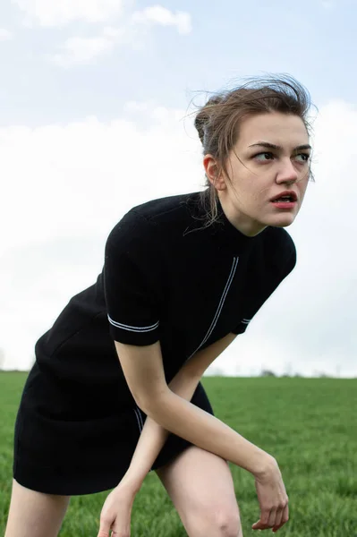 Chica Corriendo Negro Jugando Deporte Campo Verde —  Fotos de Stock