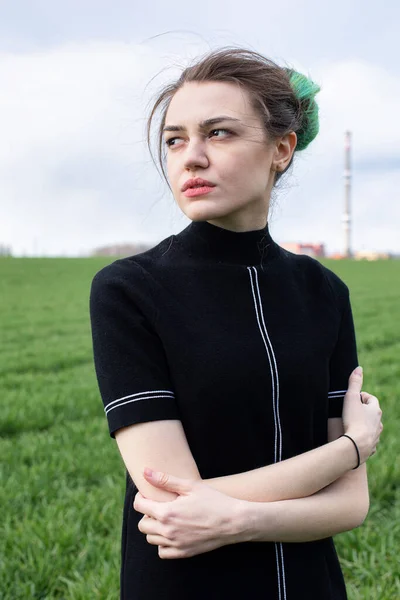 Portrait Émotionnel Jeune Fille Aux Cheveux Noirs Sur Champ Vert — Photo