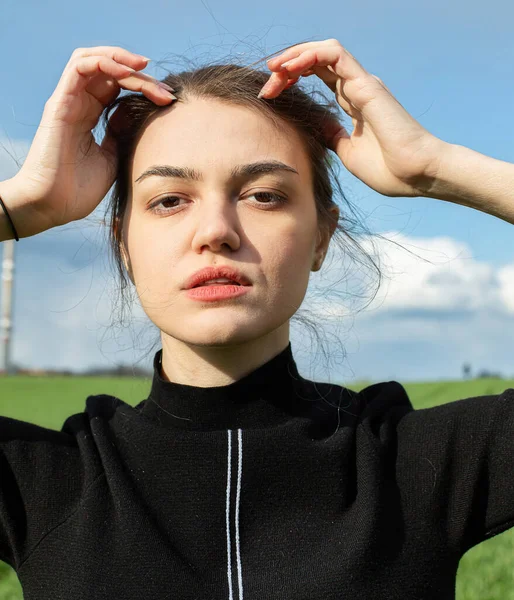 Menina Cabelo Escuro Vestido Preto Campo Verde Com Céu Atrás — Fotografia de Stock