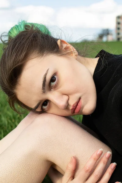 Triste Retrato Chica Blanca Con Ojos Oscuros Campo Verde —  Fotos de Stock