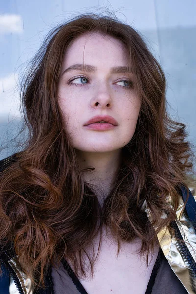 Naturalny Portret Młodej Dziewczyny Ciemnymi Kręconymi Włosami Przed Oknem — Zdjęcie stockowe