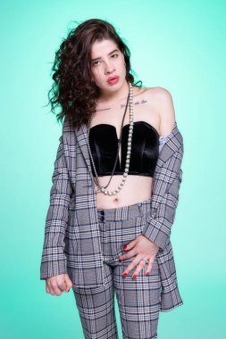 Genç kız kafasını koyu griye doğru eğdi.