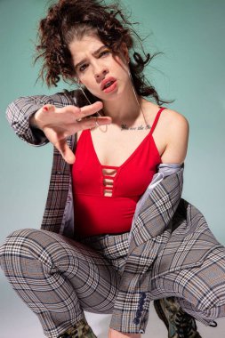 Yeşil üzerine izole edilmiş dövmeli beyaz Avrupalı kız modeli