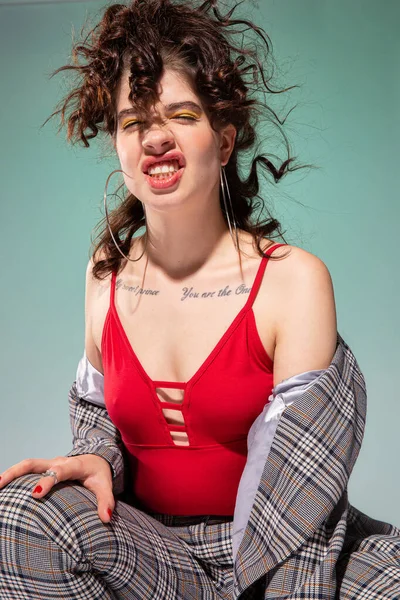 Yeşil üzerine izole edilmiş dövmeli beyaz Avrupalı kız modeli