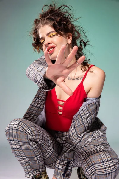 Kıvırcık saçlı beyaz kız yeşil yolda inzivaya çekildi diyor.