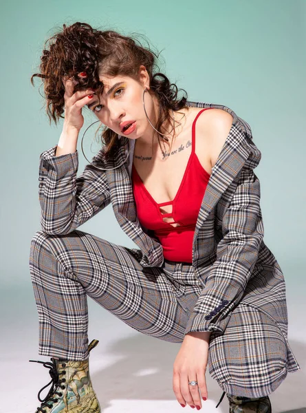 Yeşil üzerinde yalnız oturan beyaz Avrupalı kız modeli