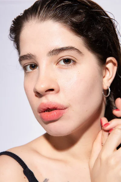 Dunkle Haare Kaukasischen Mädchen Porträt Mit Großen Lippen — Stockfoto