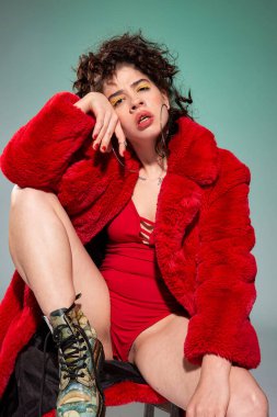 Kahverengi saçlı, beyaz Avrupalı bir kız. Kırmızılı, yeşil elbiseli.