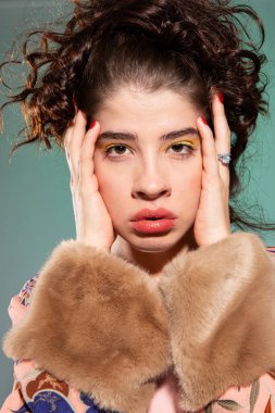 Büyük dudaklı genç Avrupalı kadın yeşil üzerine izole edilmiş portresi