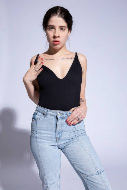 Siyah bluzlu genç bir kadın mor üzerine izole edilmiş