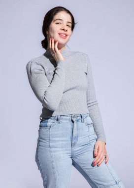 Gri kazaklı, gülen beyaz kız izole edilmiş.