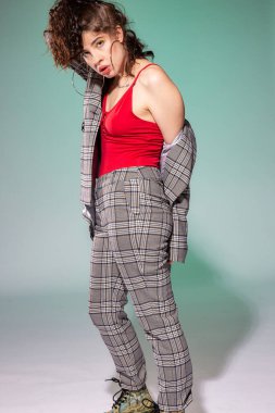 Takım elbiseli beyaz Avrupalı kız model yeşilde izole edildi