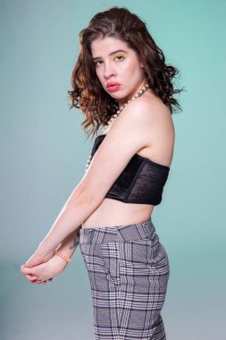 Ciddi beyaz kadın yeşilde izole edilmiş.