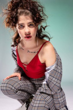 Yeşil takım elbiseli, kıvırcık saçlı beyaz kız.