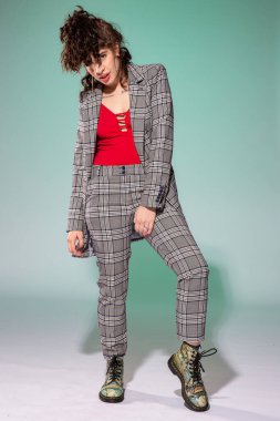 Yeşil üzerine izole edilmiş kahverengi saçlı beyaz Avrupalı kız modeli