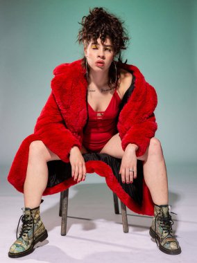 Kırmızılı, yeşil dudaklı, beyaz Avrupalı kız.