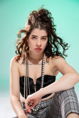 Mor üzerine izole edilmiş zarif, gayri resmi kız modeli.