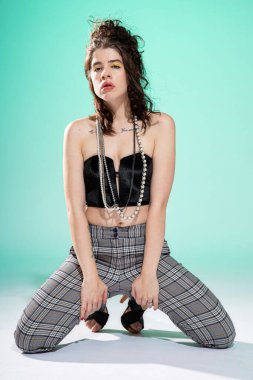 Yeşil üzerine izole edilmiş şık gayri resmi kız modeli.