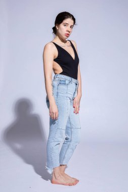 Gri üzerinde yalnız duran genç kız