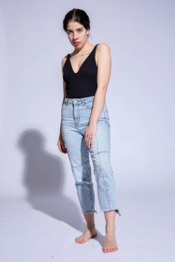 Beyazlar içinde soyutlanmış genç kız