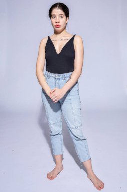 Mor kotlu, beyaz, ince bir kız.