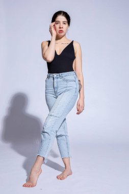 Gri renkte yüzü olan genç bir kız.