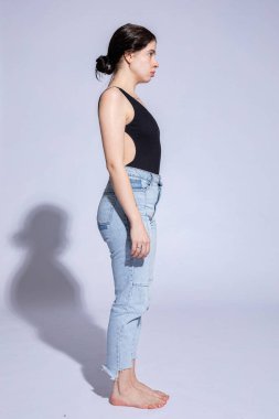 Kotlu genç bir kadın beyazlar içinde yalnız.