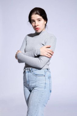 Gri renkli kolları olan yuvarlak boyunlu ciddi bir manken.