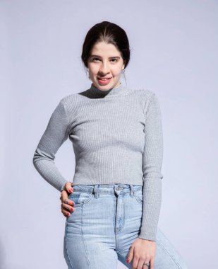 Gri boyunlu, beyaz, gülümseyen kız.