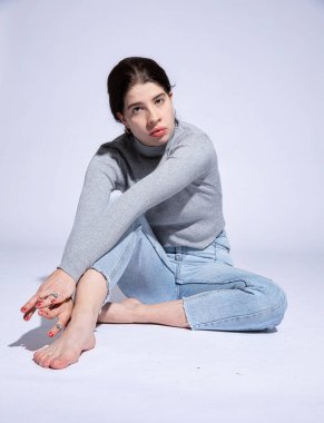 Gri üzerine izole edilmiş beyaz genç kadın