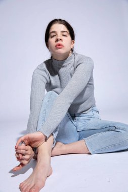 Gri dudakları olan beyaz bir kadın.