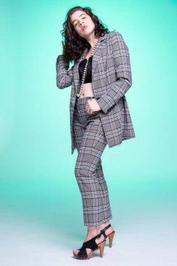 Koyu gri üzerine izole edilmiş beyaz genç kadın.