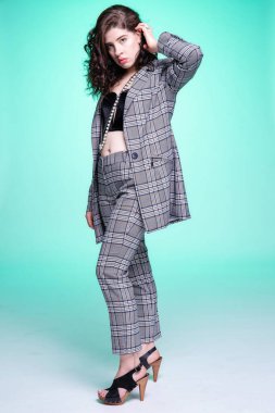 Koyu saçlı kız yeşilde izole edilmiş.