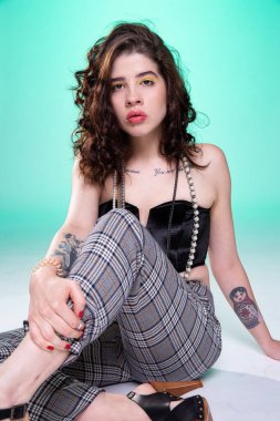 Koyu kıvırcık saçlı, yeşil dudaklı beyaz bir manken.