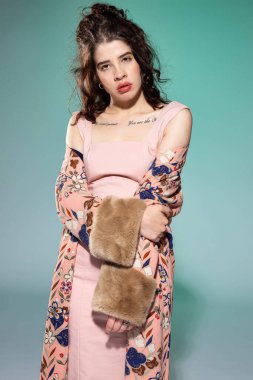 Yeşil üzerine izole edilmiş koyu renk saçlı kadın portresi.