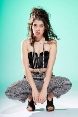 Genç beyaz Avrupalı kadın yeşilde izole edilmiş