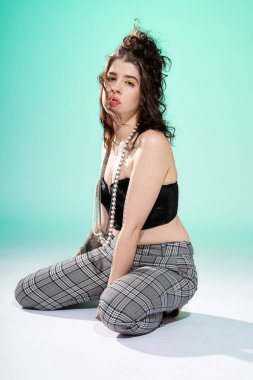 Yerdeki Avrupalı kız yeşilde tek başına