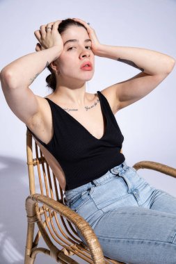 Mor renkte başını tutan genç bir kız.