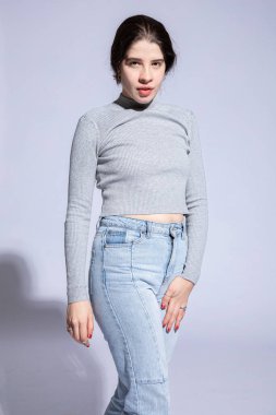 Gri dudakları olan yuvarlak boyunlu heyecanlı genç kız.