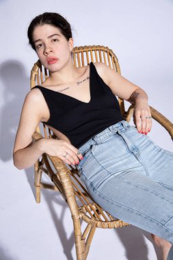 Siyah bluzlu beyaz kadın griye bürünmüş.